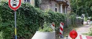 Gesperrte Bertinistraße: Anwohner hinter der Villa-Gutmann (l.) protestieren.
