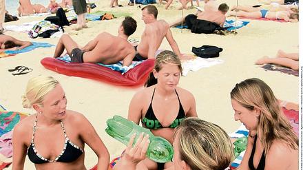 Mädchen am Strand von El Arenal auf Mallorca. Das Urlaubsvergnügen in Spanien ist in diesem Jahr nicht ganz ungefährlich, warnen die Gesundheitsbehörden.