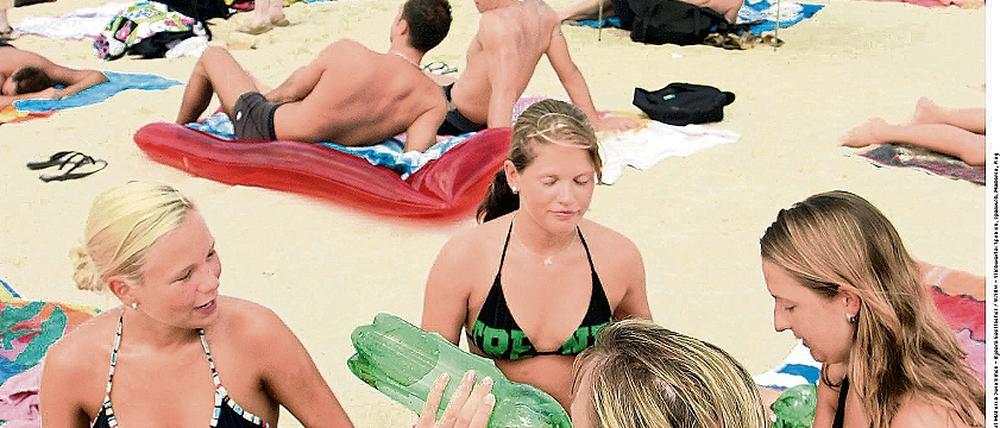 Mädchen am Strand von El Arenal auf Mallorca. Das Urlaubsvergnügen in Spanien ist in diesem Jahr nicht ganz ungefährlich, warnen die Gesundheitsbehörden.