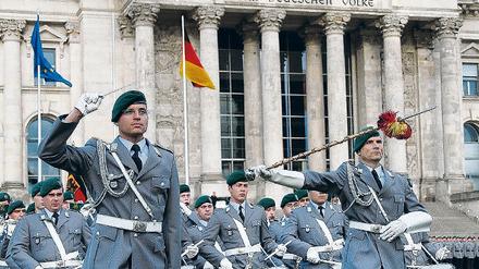Störungsfrei. Bundeswehrkapelle beim Gelöbnis vor dem Reichstag.
