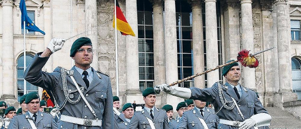 Störungsfrei. Bundeswehrkapelle beim Gelöbnis vor dem Reichstag.