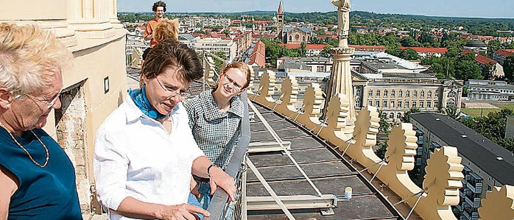 Himmelsstürmer. Pfarrerin Susanne Weichenhan (2.v.l.) führte gestern die ersten Besucher aufs Dach der Nikolaikirche.