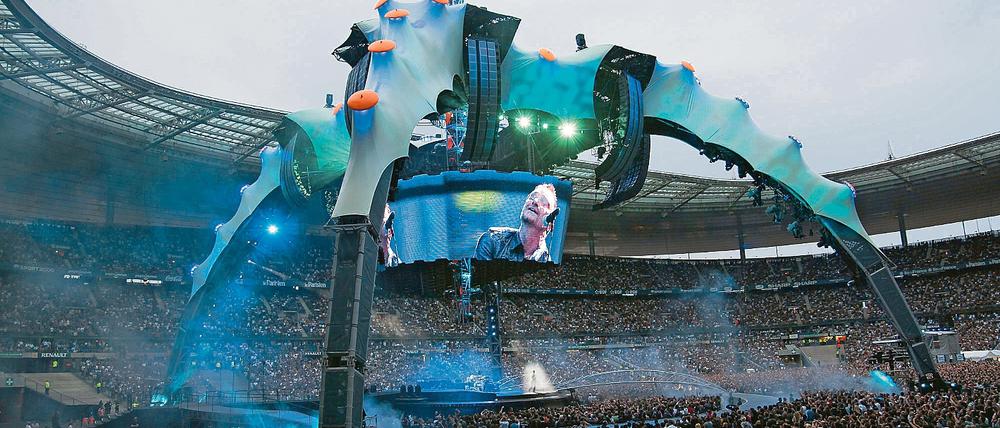 Die Spinne. 25 000 Fans passen in den Innenraum, 74 000 auf die Tribünen, man kann die Band von allen Seiten sehen, deshalb heißt die Tour 360°. Das Foto wurde in Paris aufgenommen.