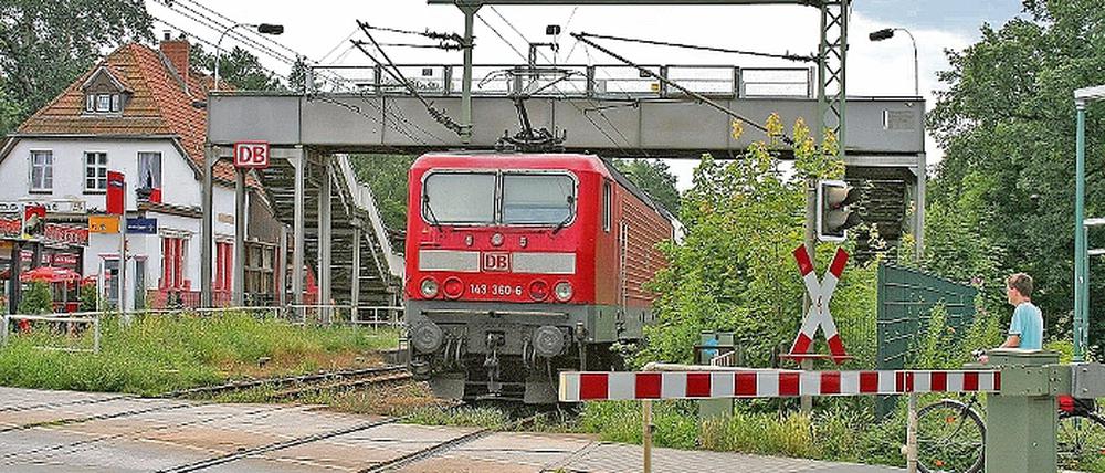 Viereinhalb Stunden geschlossen ist der Bahnübergang am Bahnhof Potsdam-Rehbrücke an Werktagen. Jetzt wird darüber diskutiert, ihn ganz zu schließen, wenn die Ortsumgehung kommt.