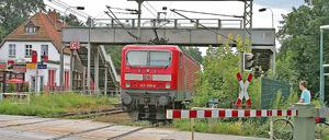 Viereinhalb Stunden geschlossen ist der Bahnübergang am Bahnhof Potsdam-Rehbrücke an Werktagen. Jetzt wird darüber diskutiert, ihn ganz zu schließen, wenn die Ortsumgehung kommt.