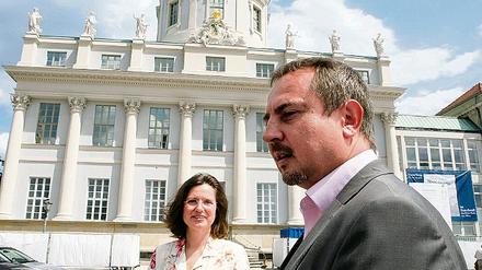 Sanieren, noch ohne Mehrkosten: Potsdams Kulturbeigeordnete Iris Jana Magdowski und KIS-Chef Bernd Richter erklärten gestern, wie es am Alten Rathaus weitergeht.
