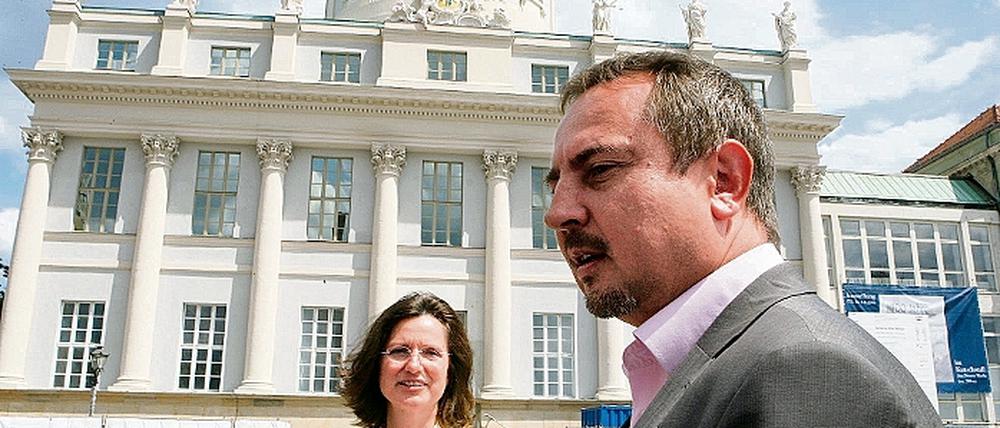 Sanieren, noch ohne Mehrkosten: Potsdams Kulturbeigeordnete Iris Jana Magdowski und KIS-Chef Bernd Richter erklärten gestern, wie es am Alten Rathaus weitergeht.