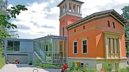 Gelungene Symbiose: Der moderne Anbau an die Turmvilla in der Ribbeckstraße dominiert das Denkmal nicht, sondern unterstreicht seine Wirkung.