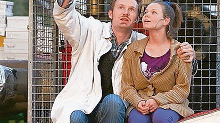 Vielleicht da oben? Bonnie und Clyde auf der Suche nach dem großen Geld.