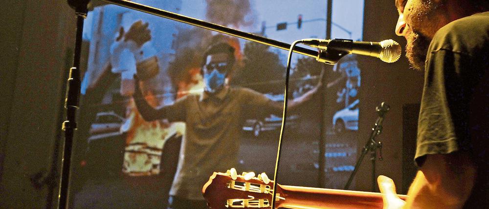 Protest. Im Ballhaus Ost sang Najafi gegen das System im Iran an.