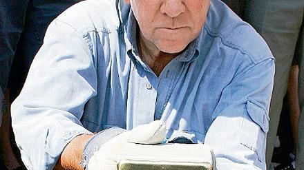 Gunter Demnig bei einer Stolperstein-Verlegung im vorigen Jahr in Potsdam.