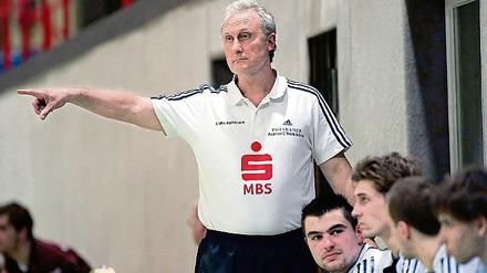 Fingerzeig. Peter Melzer bereitet die künftigen Zweitliga-Handballer des 1. VfL Potsdam seit gestern im Sportpark Rabenberg auf die kommende Saison vor.