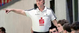 Fingerzeig. Peter Melzer bereitet die künftigen Zweitliga-Handballer des 1. VfL Potsdam seit gestern im Sportpark Rabenberg auf die kommende Saison vor.