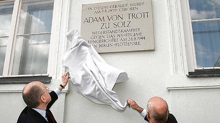 An den Widerständler von Trott zu Solz erinnert nun diese Gedenktafel.