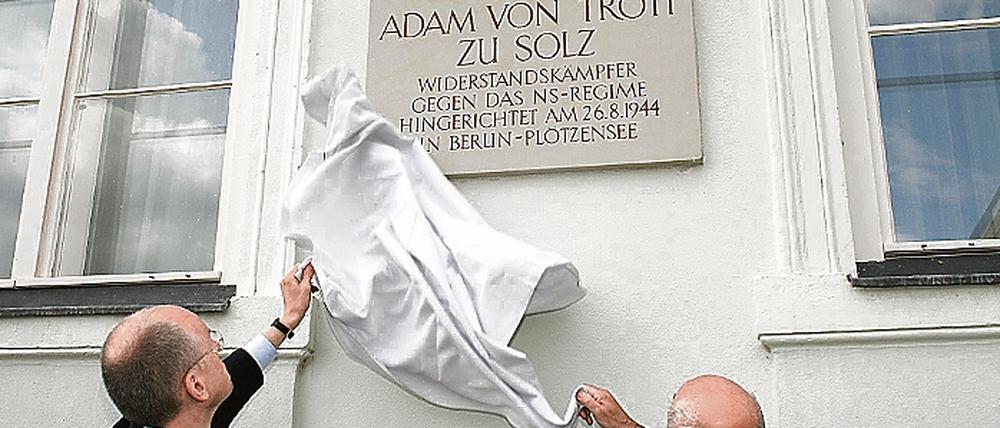 An den Widerständler von Trott zu Solz erinnert nun diese Gedenktafel.
