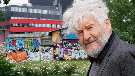 Der letzte bunte Fleck ist jetzt auch weg. Achim Freyer vor dem mittlerweile abgerissenen Fischhaus in der Schiffbauergasse.
