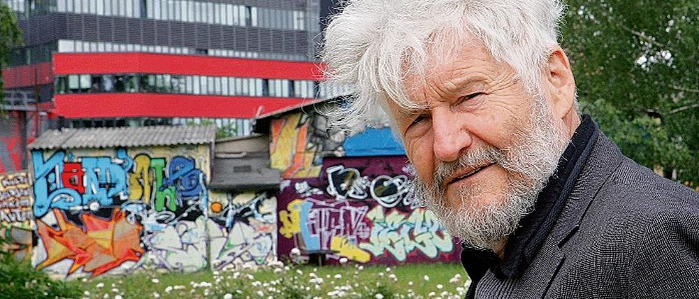 Der letzte bunte Fleck ist jetzt auch weg. Achim Freyer vor dem mittlerweile abgerissenen Fischhaus in der Schiffbauergasse.