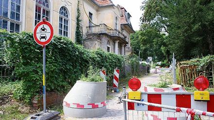 Gesperrt für den Autoverkehr: Nach der Villa Gutmann ist Schluss in der Bertini-Straße. Anwohner fürchten, dass diese Sperre weit in Richtung Fritz von der Lancken-Straße versetzt werden könnte  und damit mehr Verkehr auf der Uferpromenade entsteht.