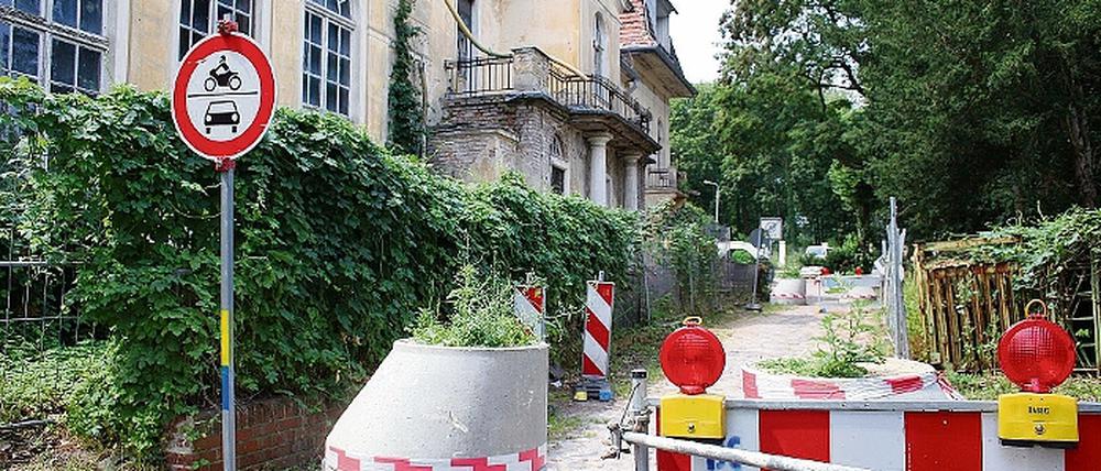 Gesperrt für den Autoverkehr: Nach der Villa Gutmann ist Schluss in der Bertini-Straße. Anwohner fürchten, dass diese Sperre weit in Richtung Fritz von der Lancken-Straße versetzt werden könnte und damit mehr Verkehr auf der Uferpromenade entsteht.