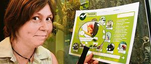 Welche Eigenschaften hat das gesuchte Tier? Museumslehrerin Antje Härtel greift zu Lupe und Tierrätsel. Denn beides wird gebraucht bei der Detektiv-Aufgabe für die Klassen 1 bis 3.