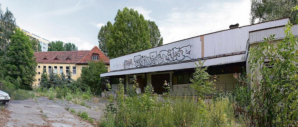 Ein Schandfleck verschwindet: Für den Neubau werden die alte Ufergaststätte (re.) und das ehemalige Wohnhaus der Restaurantmitarbeiter abgerissen.