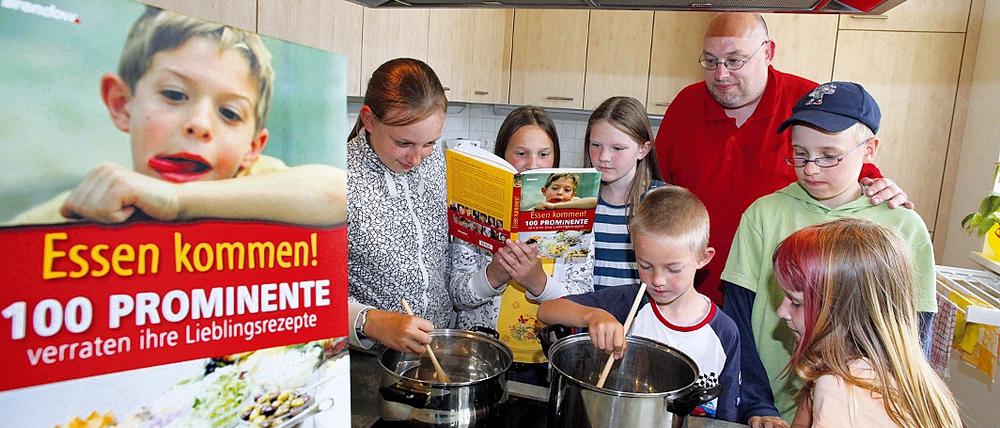 Blick in Kochtöpfe brühmter Leute. Andreas Hiller kocht in der Küche des Gemeindezentrums der evangelisch-methodistischen Kirche in Oranienburg mit Kindern aus seinem Buch Essen kommen!, in dem Persönlichkeiten aus Politik, Sport, Kunst und Kultur ihr Lieblingsrezept verraten.
