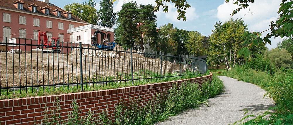 Alles rechtens? Einige der Uferweg-Anlieger haben mit der Stadt ein Geschäft abgeschlossen: Die Stadt hat den Weg erhalten, die Grundstücksbesitzer durften dafür ihre Grünfläche vor den Terrassen erweitern. Nun ermittelt die Staatsanwaltschaft.