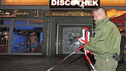 Randale vor der Disko. Nach den Steinwürfen sperrte die Polizei das beschädigte Gebäude in der Frankfurter Allee ab.