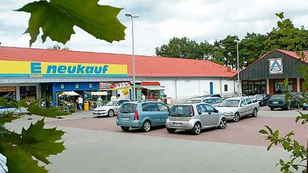 In unmittelbarer Nachbarschaft der Supermärkte von Edeka und Aldi soll das neue Geschäftshaus entstehen. Als Mieter sind unter anderem eine Apotheke, ein KiK-Textildicounter oder ein Drogeriemarkt im Gespräch.