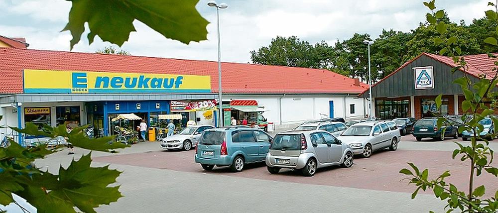 In unmittelbarer Nachbarschaft der Supermärkte von Edeka und Aldi soll das neue Geschäftshaus entstehen. Als Mieter sind unter anderem eine Apotheke, ein KiK-Textildicounter oder ein Drogeriemarkt im Gespräch.