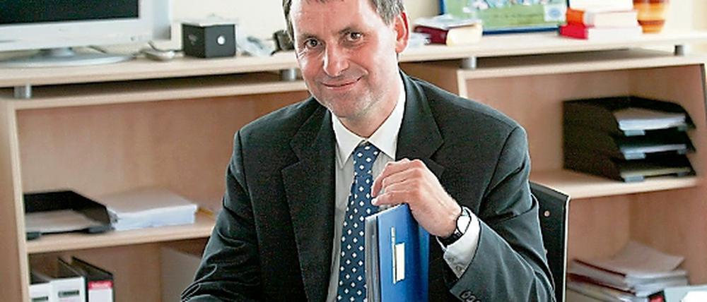 Versunken in seinen Akten Bürgermeister Michael Grubert (SPD) zog nach 100 Tagen im Amt eine erste Bilanz.