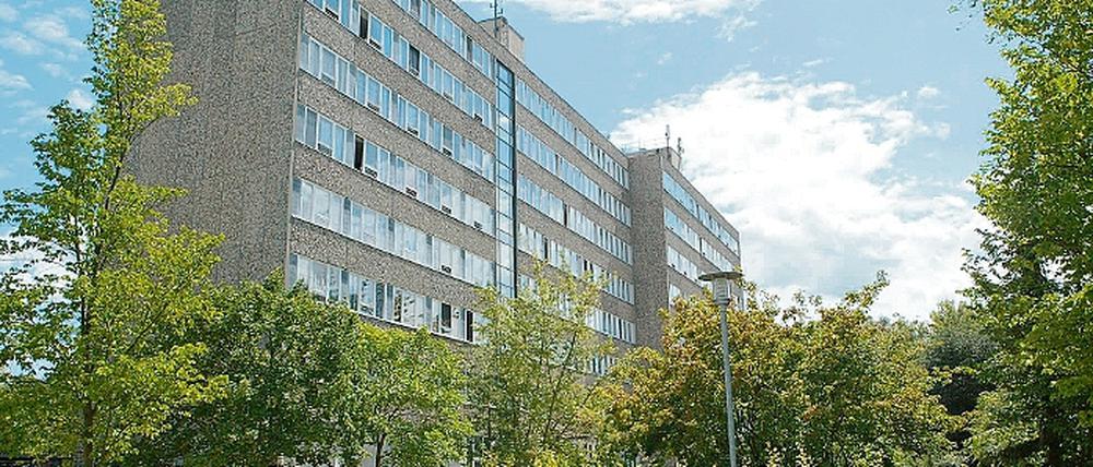 Bei schlechtem Wetter weiter undicht: Die Pläne für die Sanierung des Studentenwohnheims T1 an der Kaiser-Friedrich-Straße liegen zunächst auf Eis.