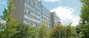 Bei schlechtem Wetter weiter undicht: Die Pläne für die Sanierung des Studentenwohnheims T1 an der Kaiser-Friedrich-Straße liegen zunächst auf Eis.