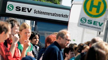 Umsteigen. Seit Montag gilt bei der S-Bahn ein Notfahrplan. Hier warten Fahrgäste am Berliner S-Bahnhof Messe-Süd auf den Schienenersatzverkehr nach Nikolassee und Grunewald.