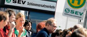 Umsteigen. Seit Montag gilt bei der S-Bahn ein Notfahrplan. Hier warten Fahrgäste am Berliner S-Bahnhof Messe-Süd auf den Schienenersatzverkehr nach Nikolassee und Grunewald.