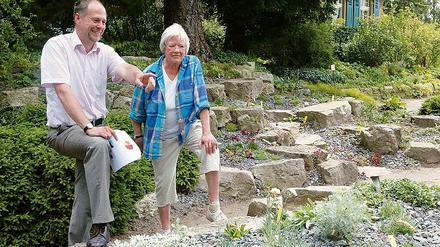 Marianne Foerster und Norbert Kühn begutachten das Werk.
