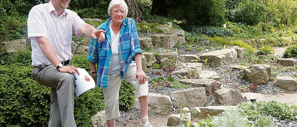 Marianne Foerster und Norbert Kühn begutachten das Werk.