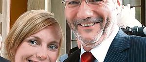 Gebührender Empfang. Schlösserchef Dorgerloh begrüßt das Botschafterpaar Yoram und Iris Ben-Zeev (o.). Weitere Gäste waren Preußenprinz Georg Friedrich (l.), Nadja Uhl und Platzeck (M.), Irène Pollak-Rein und Gabriele Appel von der Stiftung (r.).