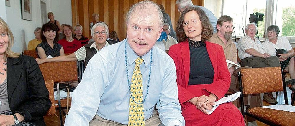 Welche Rolle spielte die USA für die DDR-Bürger? US-Kulturattaché Peter R. Claussen hat in der Stadt- und Landesbibliothek das Zeitzeugenprojekt vorgestellt. Neben ihm die Kulturbeigeordnete Iris Jana Magdowski.