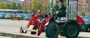 Behaupten in einer Männerwelt: Elke von Kuick-Frenz am Steuer eines sehr großen Fahrzeugs.