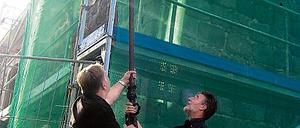 Vom Rost befreit soll die Turmspitze bald wieder die Dorfkirche zieren.