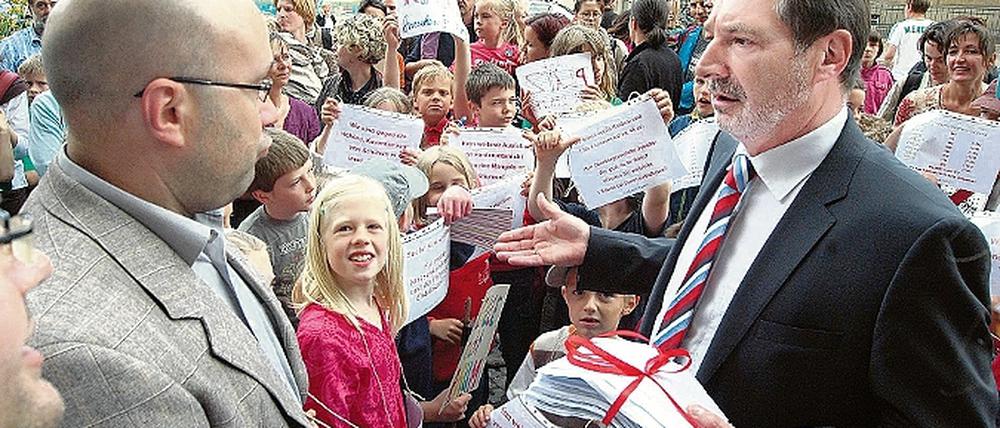 Oberbürgermeister ohne Lösung. Vorerst konnte Stadtoberhaupt Jann Jakobs (r.) den protestierenden Schülern, Eltern und Lehrern der Foerster-Grundschule nur Provisorien anbieten, um den Platzmangel zu lindern. Eine dringend benötigte weitere Grundschule im Potsdamer Norden kommt frühestens 2012.
