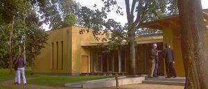 Das Gemeindehaus wurde in verschiedenen Ockertönen gestaltet  angelehnt an die Farbe der Ziegelstruktur der historischen Kirche.