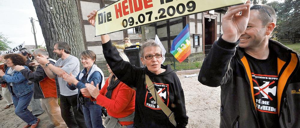 Neue Sprüche braucht das Land. Die Bombodrom-Gegner feiern ihren Erfolg über die Bundeswehr.