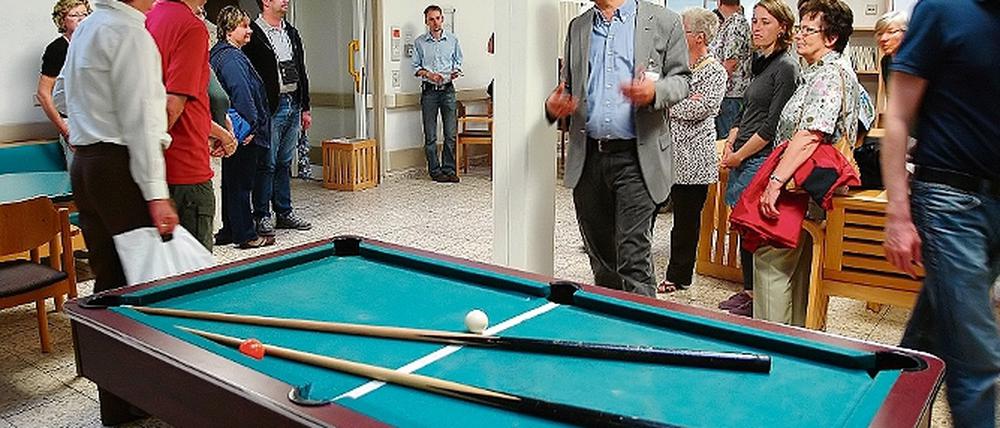 Sport und Spiel als Therapie: Oberarzt Dr. Theophil führte gestern Besucher durch eine Station am Standort in der Aue.