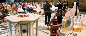 Zumindest musikalisch nach Venedig. Auch am Samstag, bei der mittlerweile vierten Venezianischen Nacht, werden die Musiker, wie schon im vergangenen Jahr, wieder für südländische Stimmungen sorgen.