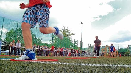 Sport frei für die Schüler der Maxim-Gorki-Gesamtschule in Kleinmachnow. Für 900 000 Euro bekam die Schule einen neuen Sportplatz von der Gemeinde. Am Nachmittag sollen hier auch wieder Vereine trainieren dürfen.