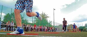 Sport frei für die Schüler der Maxim-Gorki-Gesamtschule in Kleinmachnow. Für 900 000 Euro bekam die Schule einen neuen Sportplatz von der Gemeinde. Am Nachmittag sollen hier auch wieder Vereine trainieren dürfen.