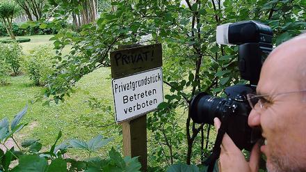 Schilder und Zäune verärgern Spaziergänger am Groß Glienicker See. Doch Nachbarn der zwei Eigentümer, die am Wochenende den Uferweg auf ihrem Grund absperrten, erläutern auch die Schattenseiten eines öffentlichen Uferwegs direkt am eigenen Haus.