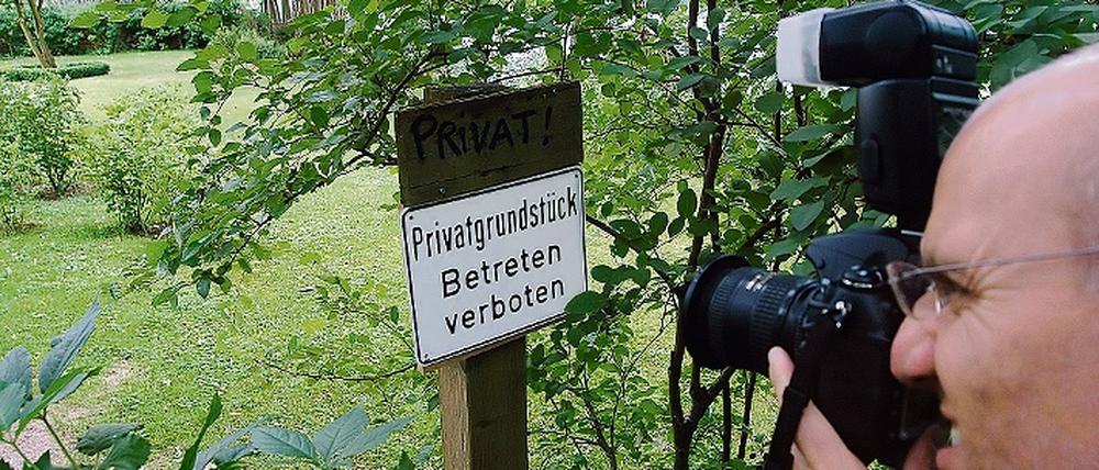 Schilder und Zäune verärgern Spaziergänger am Groß Glienicker See. Doch Nachbarn der zwei Eigentümer, die am Wochenende den Uferweg auf ihrem Grund absperrten, erläutern auch die Schattenseiten eines öffentlichen Uferwegs direkt am eigenen Haus.